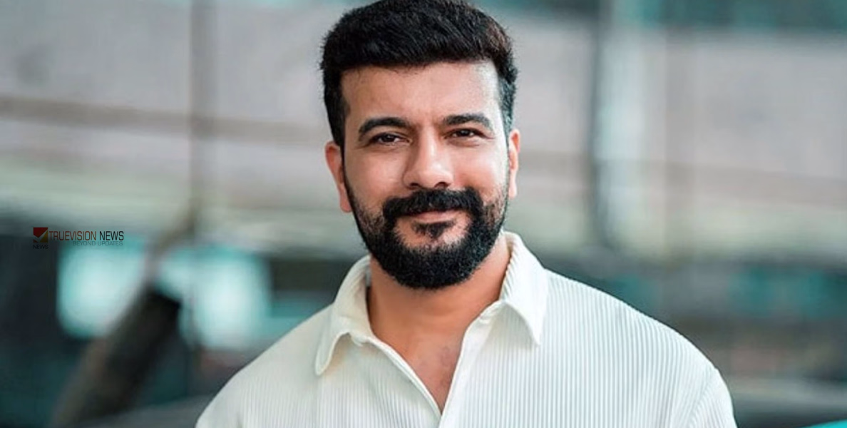 രാഷ്ട്രീയത്തിലേക്ക് സിനിമയെ വലിച്ചിഴയ്ക്കില്ല; പിഷാരടിയുടെ ഉറച്ച തീരുമാനം പാലക്കാട്ട് ചർച്ചയാകുന്നു