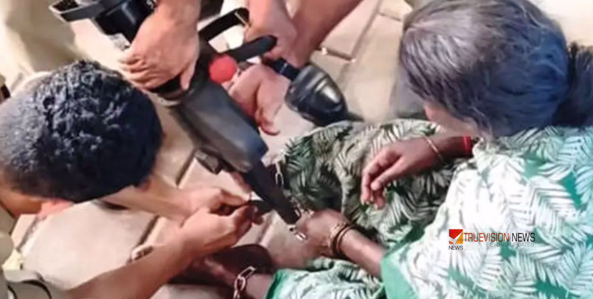 മദ്യപാനം തടയാൻ ഭാര്യയെ പൂട്ടിയിട്ട് ഭർത്താവ്; 55-കാരിയെ റോഡരികിൽ ഉപേക്ഷിക്കപ്പെട്ട നിലയിൽ കണ്ടെത്തി 