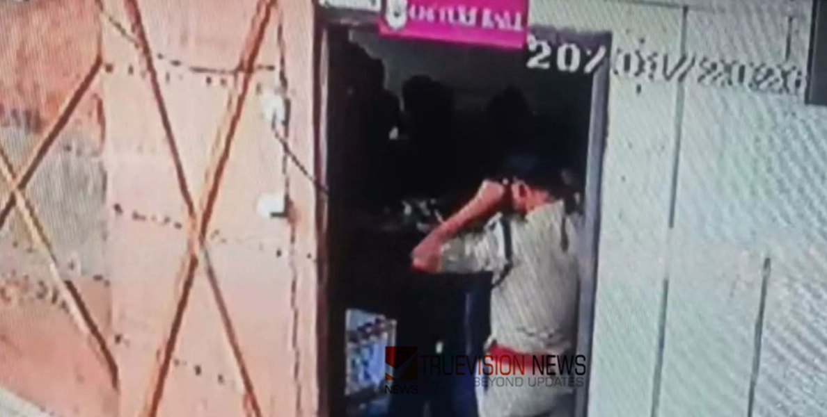 കോഴിക്കോട് വോട്ടിങ് യന്ത്രം സൂക്ഷിച്ച സ്‌ട്രോങ് റൂം തുറന്നതായി പരാതി; പ്രതിഷേധവുമായി യുഡിഎഫ്