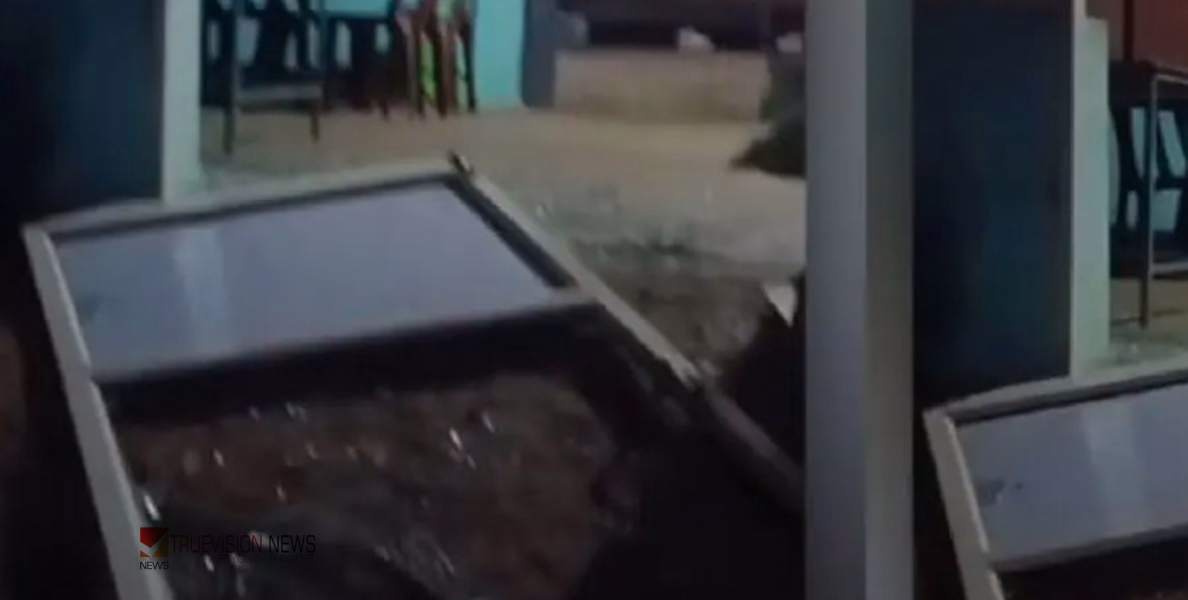 അതിരപ്പിള്ളിയിൽ വീണ്ടും കാട്ടാനപ്പേടി; ഹോട്ടൽ അടിച്ചുതകർത്തു, ജനങ്ങൾ കടുത്ത ഭീതിയിൽ