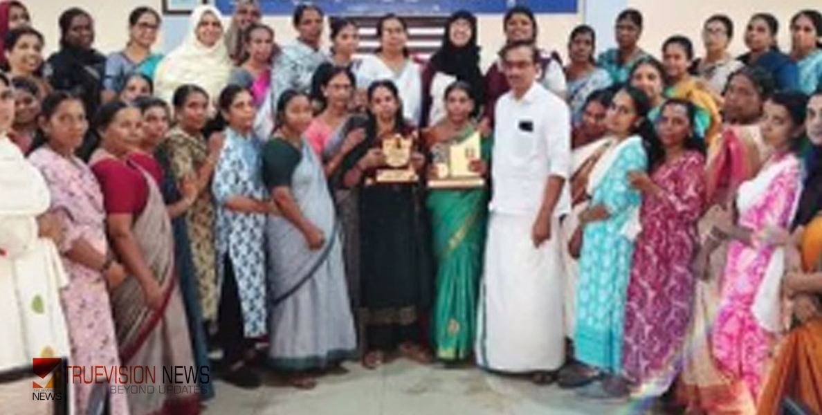 ആദരവോടെ പടിയിറക്കം; കുറ്റ്യാടിയിൽ അങ്കണവാടി ജീവനക്കാർക്ക് യാത്രയയപ്പ് നൽകി