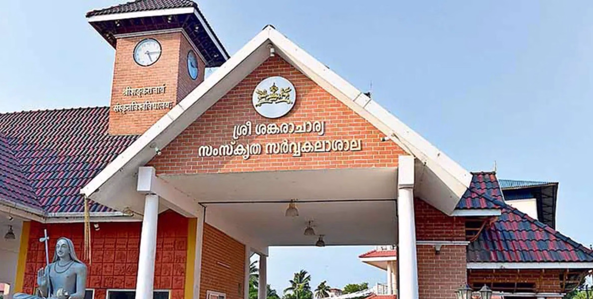 വിരമിക്കൽ ദിനത്തിൽ കുറ്റപത്രം; ഡോ. ലിസി മാത്യുവിനെതിരെ നടപടി, കാലടി സർവകലാശാലയിൽ ഇടത് സംഘടനകളുടെ പ്രതിഷേധം