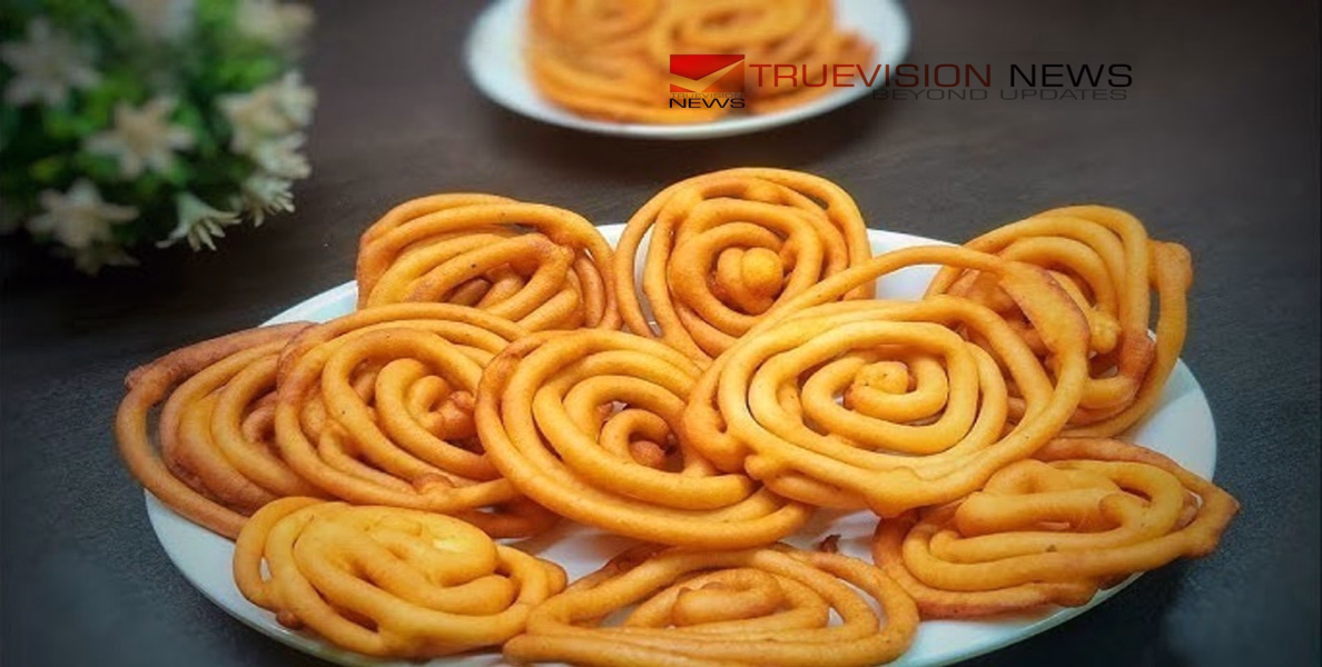 നാവിൻതുമ്പിൽ അലിഞ്ഞിറങ്ങും മധുരം; എണ്ണയിൽ മൊരിഞ്ഞ മലബാർ സ്പെഷ്യൽ 'കൈവീശിയപ്പം'!