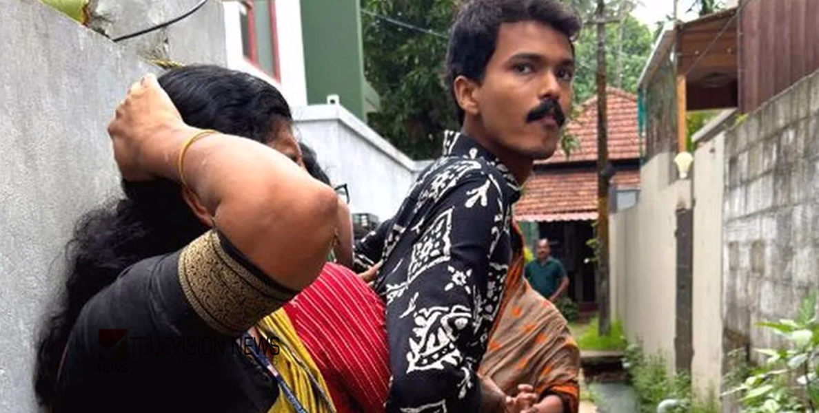 ആഹാ, ഇത് നല്ല കൂത്ത് .....! കോഴിക്കോട് മലിനജലം ഒഴുക്കുന്നത് പരിശോധിക്കാനെത്തിയ ഉദ്യോഗസ്ഥക്കുനേരെ ആക്രമണം