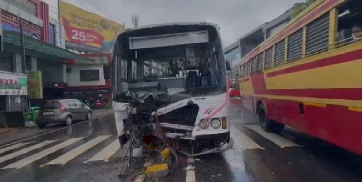 തൃശ്ശൂരിൽ കെഎസ്ആർടിസി ബസ് ഡിവൈഡറിലേക്ക് ഇടിച്ചുകയറി അപകടം; ഡ്രൈവർക്കും യാത്രികർക്കും പരുക്ക്