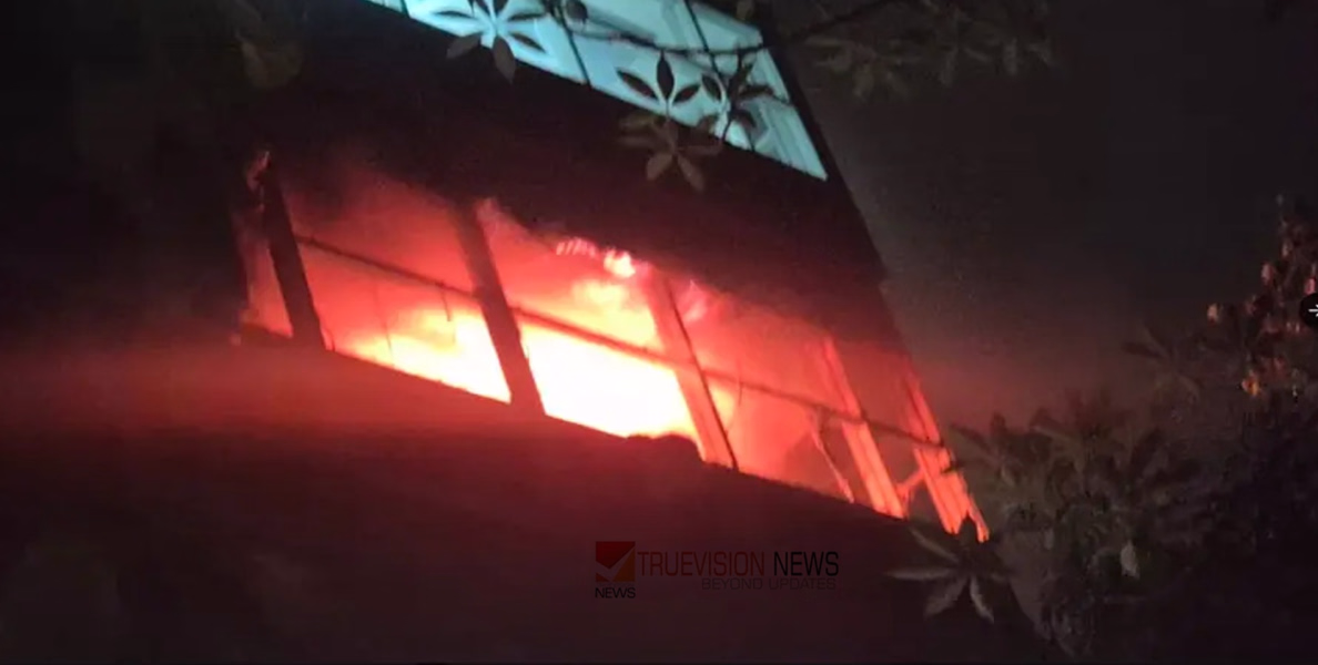 ഡൽഹിയിൽ വീണ്ടും ആശങ്ക പരത്തി തീപിടിത്തം; ഗ്രേറ്റർ കൈലാഷിലെ ഓഫീസിൽ അഗ്നിബാധ,രണ്ട് അഗ്നിശമന സേനാംഗങ്ങൾക്ക് പൊള്ളലേറ്റു