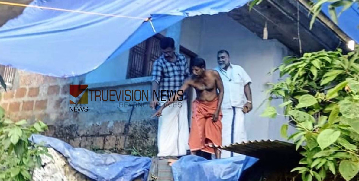നാദാപുരത്ത് കനത്ത മഴയിൽ മണ്ണിടിഞ്ഞ് വീട് അപകടാവസ്ഥയിൽ; സ്ഥലം സന്ദർശിച്ച് സിപിഐ എം ലോക്കൽ സെക്രട്ടറി എരോത്ത് ഫൈസൽ