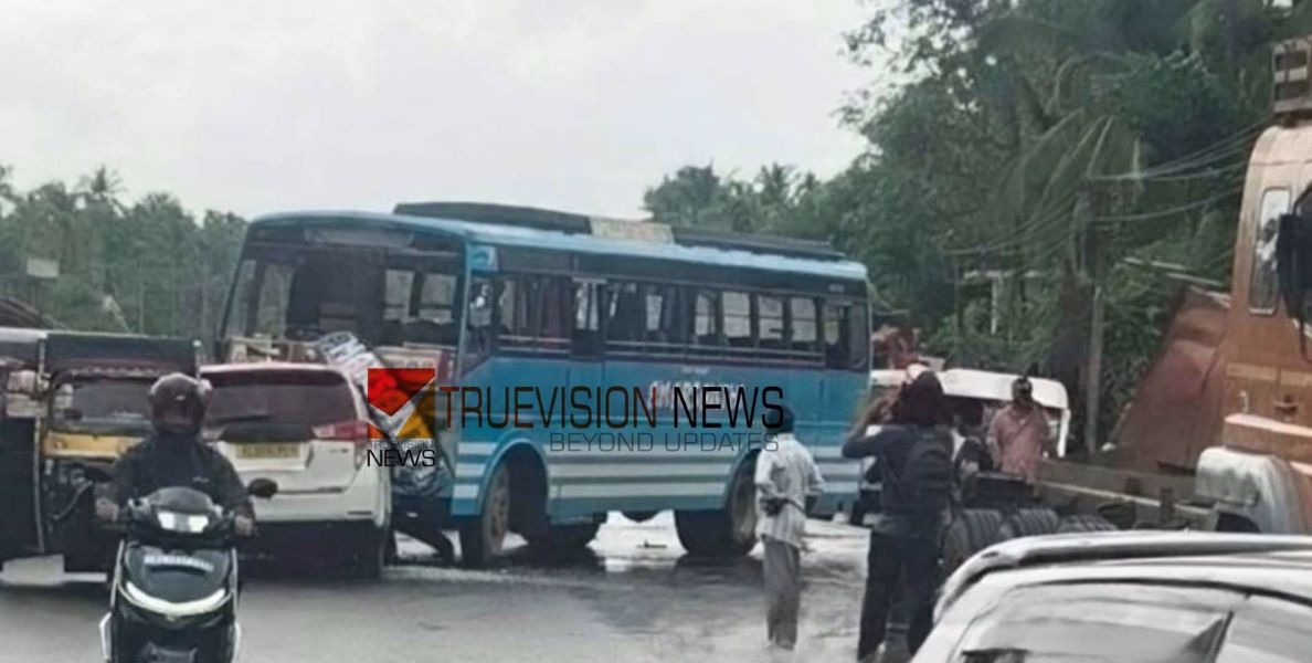 വടകരയിൽ സ്വകാര്യ ബസും ഇന്നോവ കാറും കൂട്ടിയിടിച്ച് അപകടം; പതിനഞ്ചോളം പേർക്ക് പരിക്ക് 
