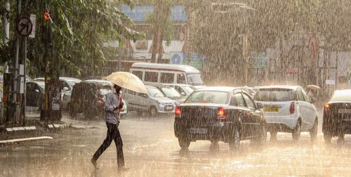     മഴയുടെ ശക്തി കുറയുമോ? കേരളത്തിൽ മഴ മുന്നറിയിപ്പിൽ മാറ്റം,  വിവിധ ജില്ലകളിൽ ഓറഞ്ച്, മഞ്ഞ അലർട്ടുകൾ പ്രഖ്യാപിച്ചു