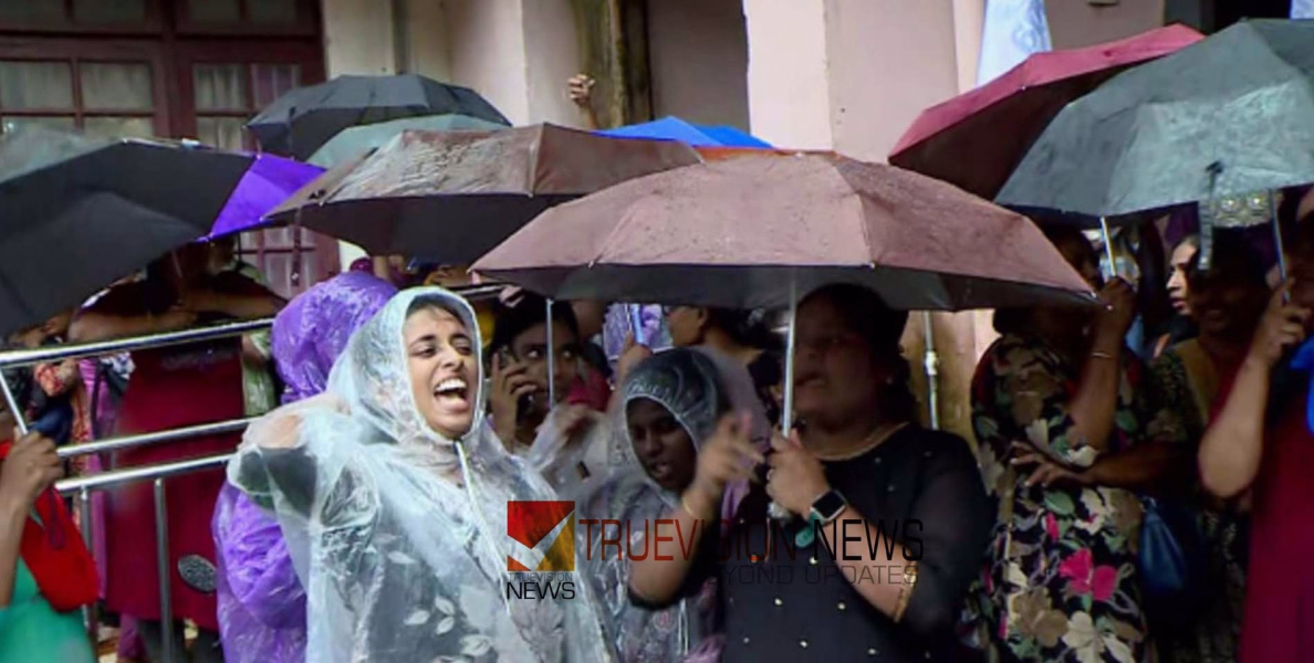 തൃശൂരിൽ നാളെ നഴ്‌സുമാരുടെ സൂചന പണിമുടക്ക്; സംസ്ഥാനമാകെ കരിദിനവും ആചരിക്കും