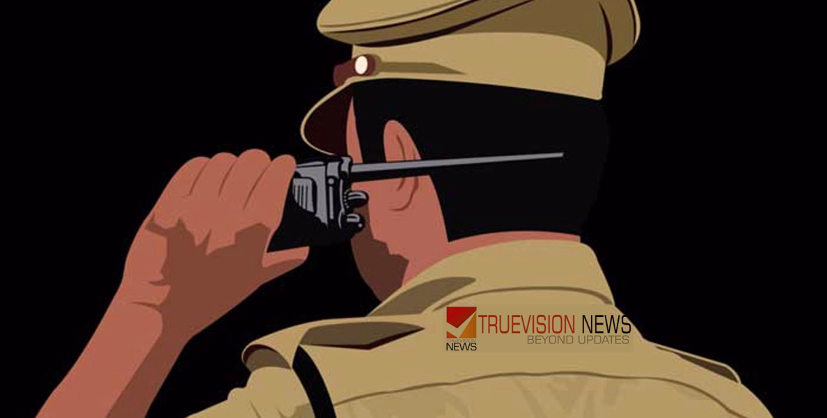  'സ്വർണം പുറത്തെടുത്ത് ഉരുക്കി, വിവരങ്ങൾ മറച്ചുവെച്ചു'; കരിപ്പൂരിലെ മൂന്ന് പോലീസ് ഉദ്യോഗസ്ഥർക്കെതിരെ കാരണം കാണിക്കൽ നോട്ടീസ് 