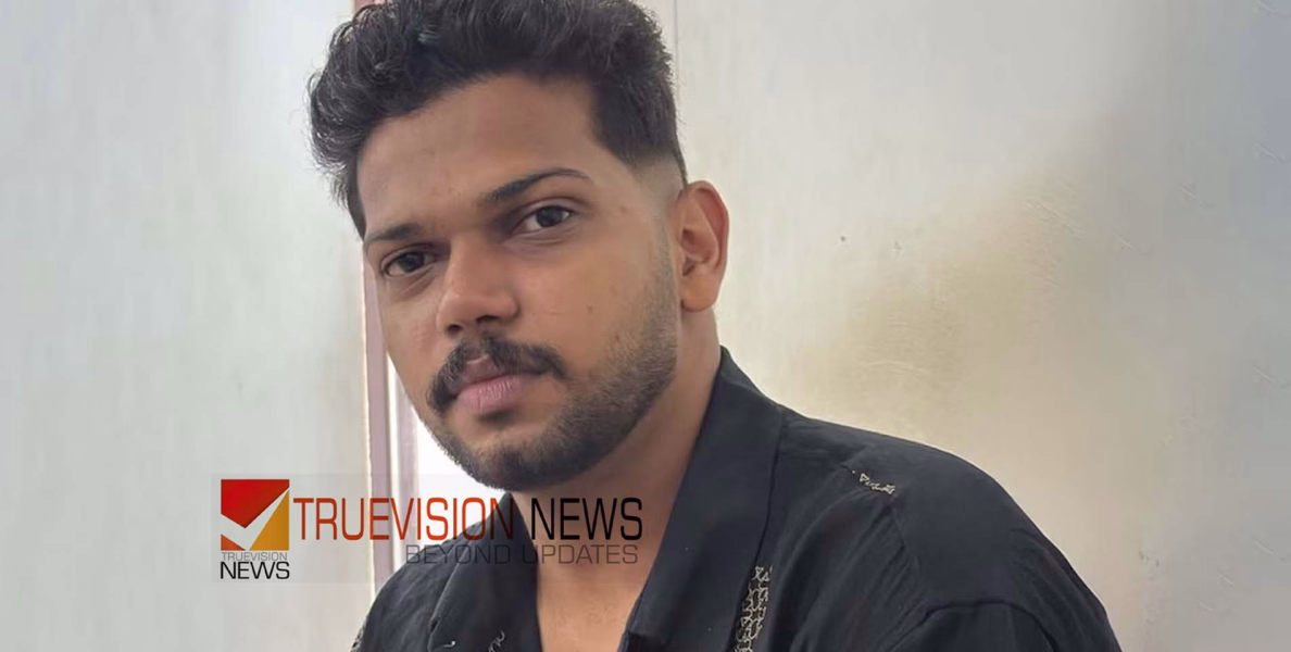 കോഴിക്കോട് പതങ്കയം വെള്ളച്ചാട്ടത്തിൽ മലവെള്ളപ്പാച്ചിൽ; സഞ്ചാരികളെ രക്ഷിക്കാനിറങ്ങിയ ഗൈഡിനെ കണ്ടെത്താനായില്ല, ഇന്നത്തെ തിരച്ചിൽ നിർത്തി