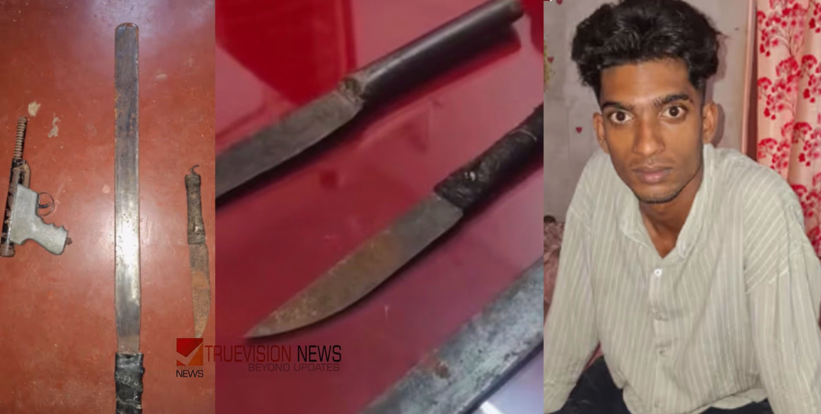 കിടപ്പുമുറിയുടെ റാക്കിൽ എല്ലാം ഭദ്രം,  കഞ്ചാവ് തിരഞ്ഞ് വന്ന പോലീസ് ഞെട്ടി!  22 കാരന്റെ വീട്ടിൽ  നിന്നും കണ്ടെത്തിയത് തോക്കും വടിവാളും  