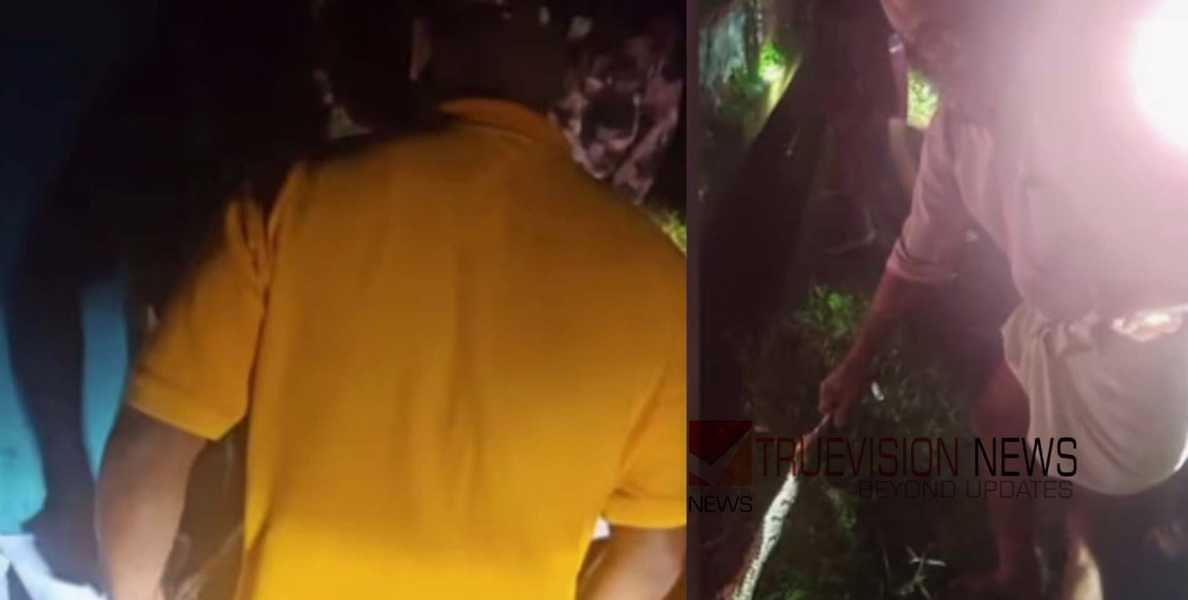 ഒന്ന് രക്ഷിക്കാൻ ശ്രമിച്ചതാ.... റോഡിൽ കിടന്ന പെരുമ്പാമ്പിനെ മാറ്റാൻ ശ്രമിക്കുന്നതിനിടെ മുൻ ബ്ലോക്ക് പഞ്ചായത്ത് അംഗത്തിന് പാമ്പിന്റെ കടിയേറ്റു