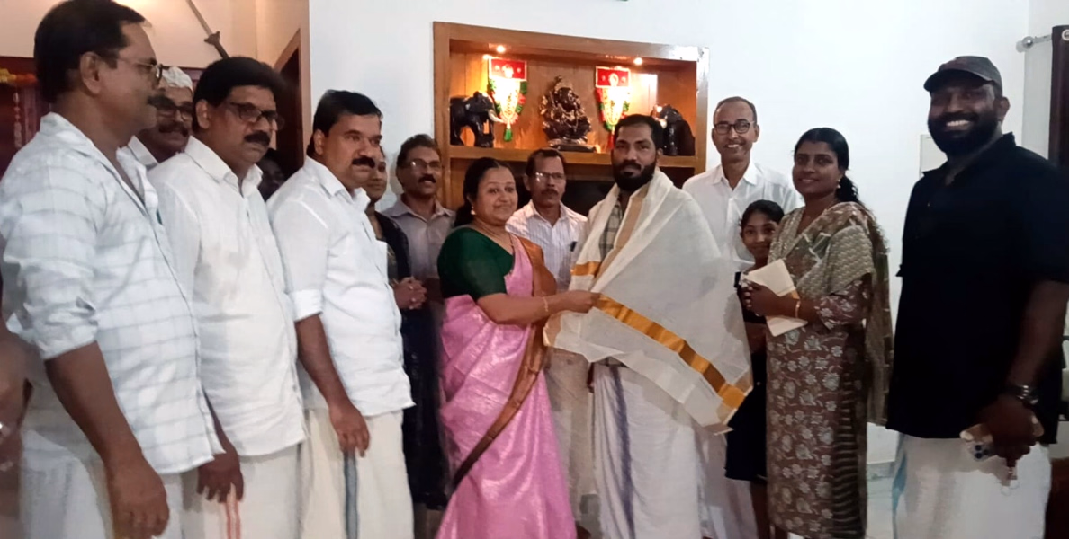 ജീവന്‍ പണയം വെച്ച് 100 പേരെ രക്ഷിച്ചു:കെഎസ്ആര്‍ടിസി ഡ്രൈവര്‍ സുധീഷിന് നാടിന്റെ ആദരവ്