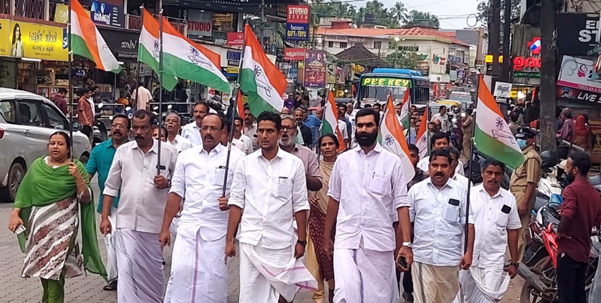 വോട്ടര്‍ പട്ടികയിലെ ക്രമക്കേട്; പേരാമ്പ്രയില്‍ കോണ്‍ഗ്രസ്  പ്രതിഷേധം